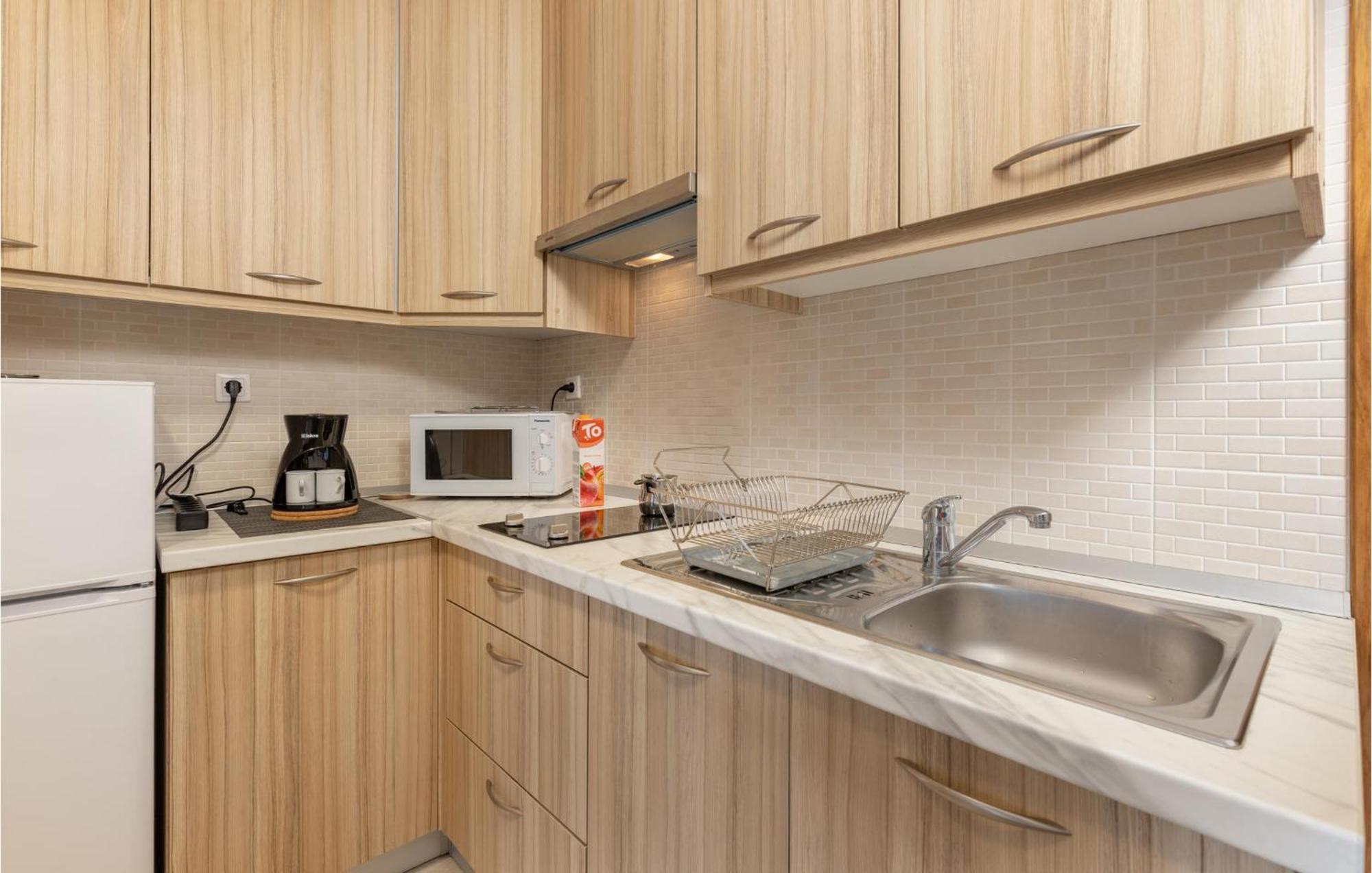 Cozy Apartment In Crikvenica With Kitchen Eksteriør billede